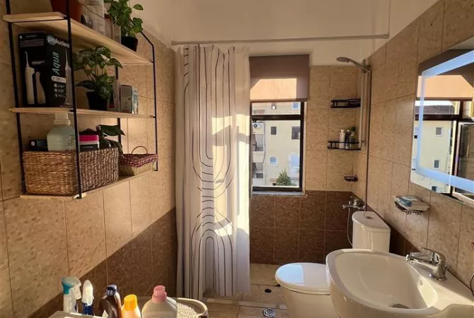 Shtepi ne shitje Apartament ne Tirane, 1+1, Mobilimi E mobiluar, Pagesa 154,000  Euro.