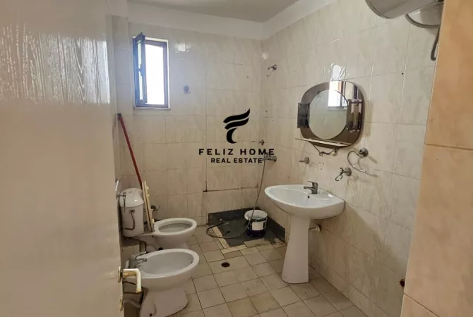 Shtepi ne shitje Apartament ne Tirane, 2+1, Mobilimi Bosh, pa mobiluar, Pagesa 165,000  Euro.