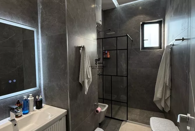 Shtepi ne shitje Apartament ne Tirane, 2+1, Mobilimi E mobiluar, Pagesa 300,000  Euro.