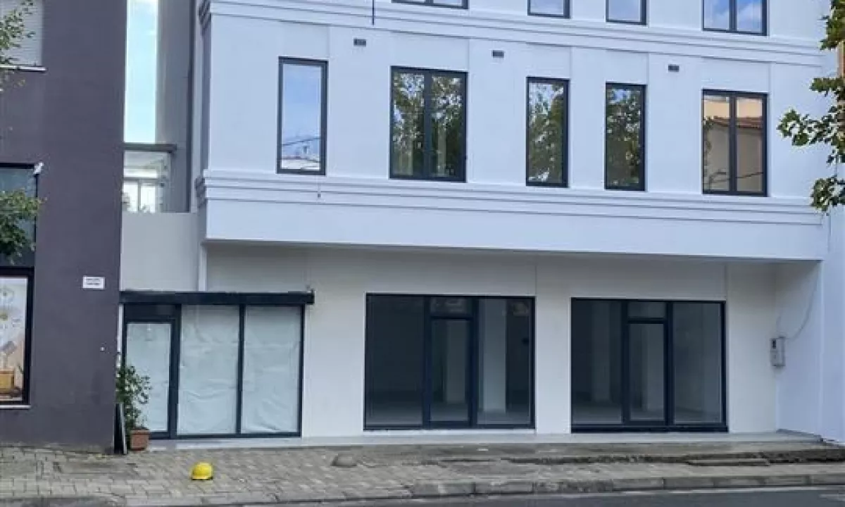 JEPET AMBIENT ME QERA 600 M2 ALI DEMI 10.000 EURO