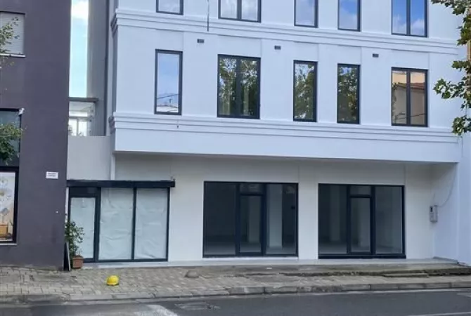 JEPET AMBIENT ME QERA 600 M2 ALI DEMI 10.000 EURO