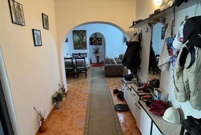 Shtepi ne shitje Apartament ne Tirane, 3+1, Mobilimi E mobiluar, Pagesa 190,000  Euro.