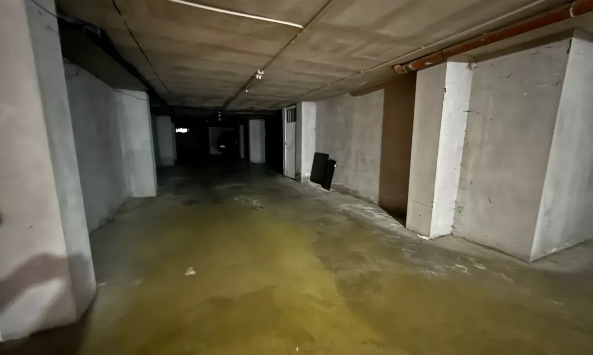 SHITEN 27 POSTE PARKIMI 1300 M2 RRUGA 5 MAJ 405.000 EURO