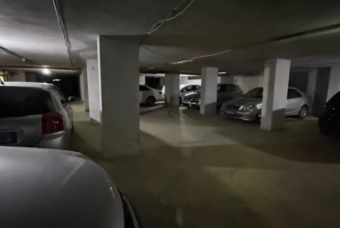 SHITEN 27 POSTE PARKIMI 1300 M2 RRUGA 5 MAJ 405.000 EURO