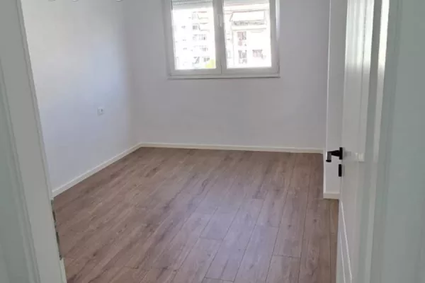 Shtepi ne shitje Apartament ne Tirane, 1+1, Mobilimi Bosh, pa mobiluar, Pagesa 117,000  Euro.