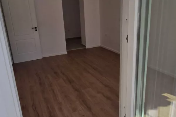 Shtepi ne shitje Apartament ne Tirane, 1+1, Mobilimi Bosh, pa mobiluar, Pagesa 115,000  Euro.