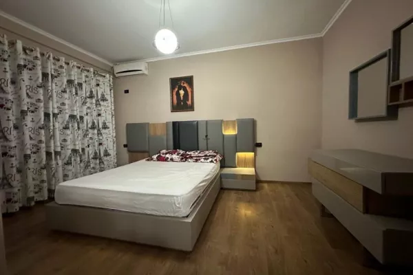 Shtepi ne shitje Apartament ne Tirane, 2+1, Mobilimi E mobiluar, Pagesa 143,000  Euro.