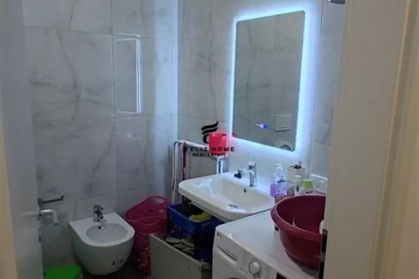 Shtepi ne shitje Apartament ne Tirane, 2+1, Mobilimi E mobiluar, Pagesa 175,000  Euro.