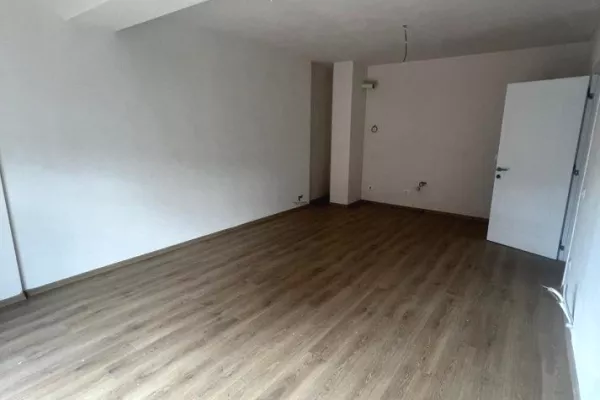 ZYRE ME QERA 2+1+POST PARKIMI BULEVARDI RI 670 EURO