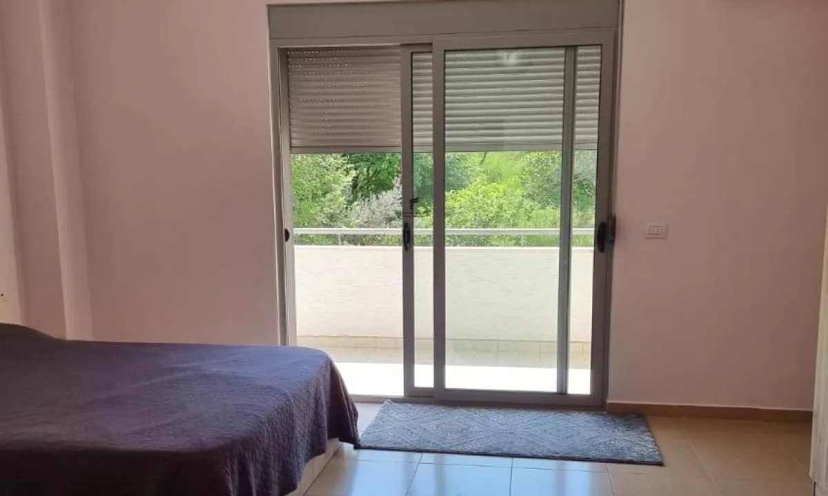 Shtepi me qera Apartament ne Tirane, 3+1, Mobilimi E mobiluar, Pagesa 1,000  Euro.