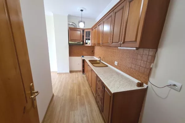Shtepi me qera Apartament ne Tirane, 2+1, Mobilimi Bosh, pa mobiluar, Pagesa 600  Euro.