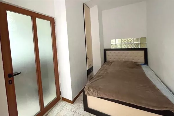 Shtepi ne shitje Apartament ne Tirane, 1+1, Mobilimi E mobiluar, Pagesa 135,000  Euro.