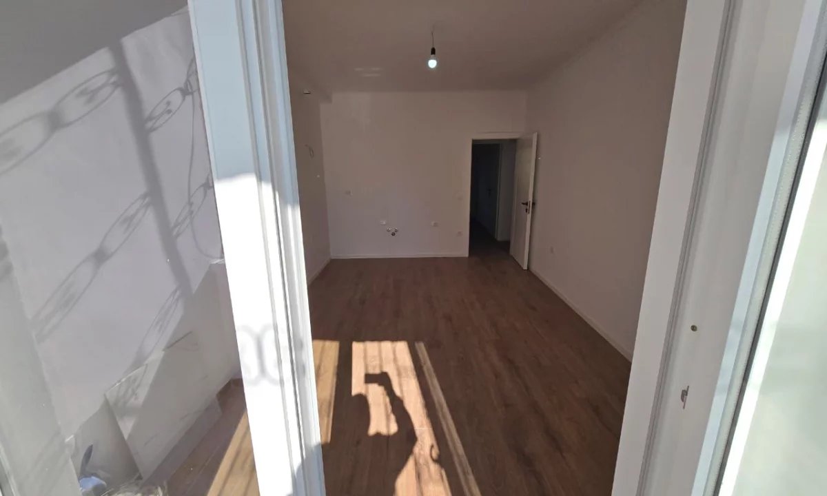Shtepi ne shitje Apartament ne Tirane, 1+1, Mobilimi Bosh, pa mobiluar, Pagesa 125,000  Euro.