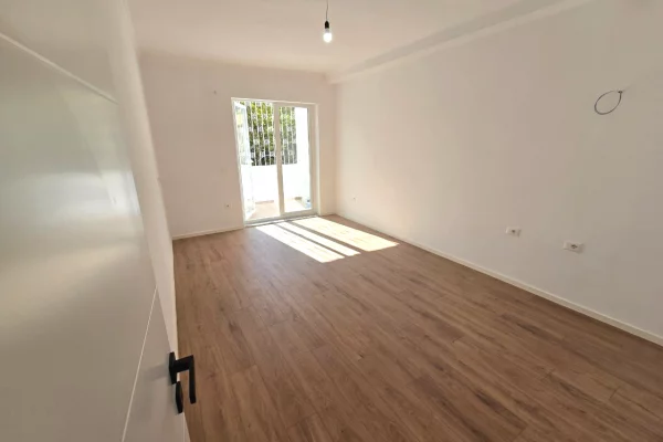 Shtepi ne shitje Apartament ne Tirane, 1+1, Mobilimi Bosh, pa mobiluar, Pagesa 125,000  Euro.