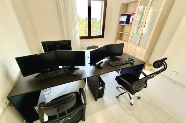 Business Property for Rent 3+1 in Tirana - 650 Euro