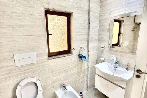 ZYRE ME QERA 150 M2 ALI DEMI 650 EURO