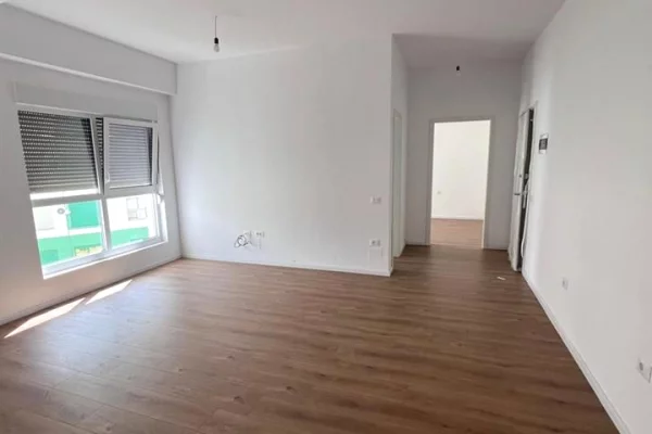 Shtepi ne shitje Apartament ne Tirane, 1+1, Mobilimi Bosh, pa mobiluar, Pagesa 100,000  Euro.