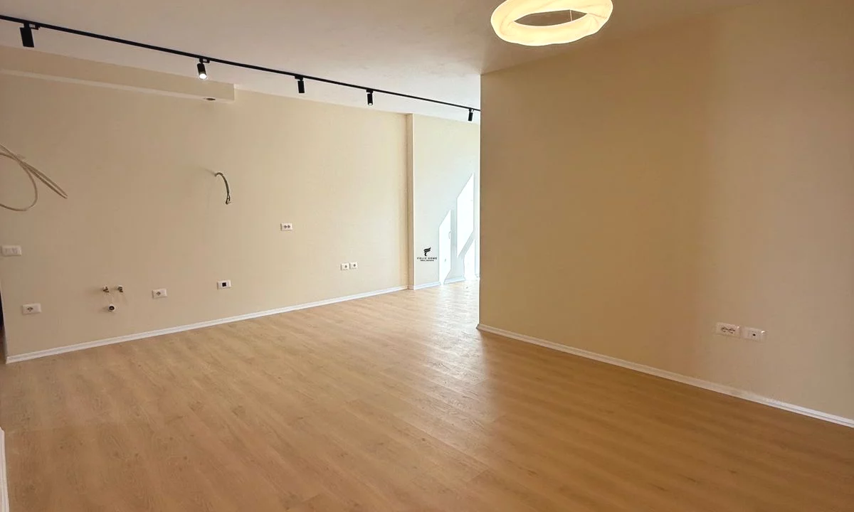 ZYRE ME QERA 94 M2 ASTIR 600 EURO