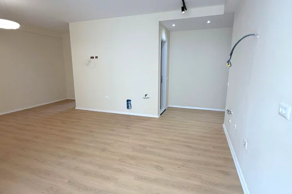 ZYRE ME QERA 94 M2 ASTIR 600 EURO