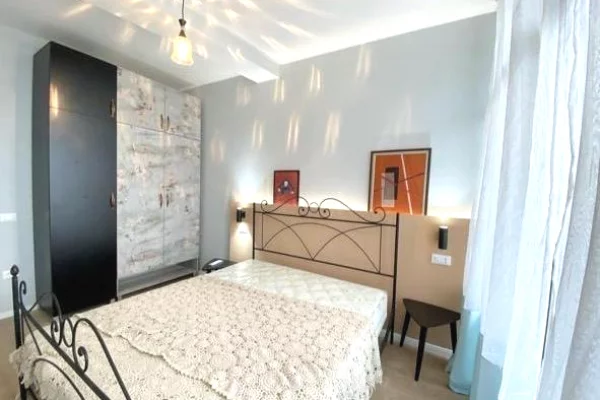 Shtepi ne shitje Apartament ne Tirane, 1+1, Mobilimi E mobiluar, Pagesa 210,000  Euro.