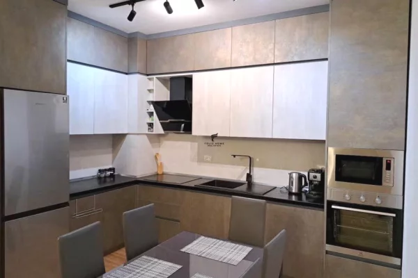 APARTAMENT ME QERA 2+1+2 PAZARI I RI 1.250 EURO