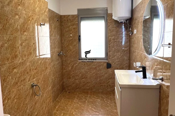 Shtepi ne shitje Apartament ne Tirane, 2+1, Mobilimi E mobiluar, Pagesa 173,000  Euro.