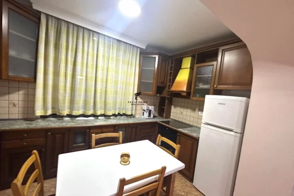 Shtepi me qera Apartament ne Tirane, 2+1, Mobilimi E mobiluar, Pagesa 650  Euro.