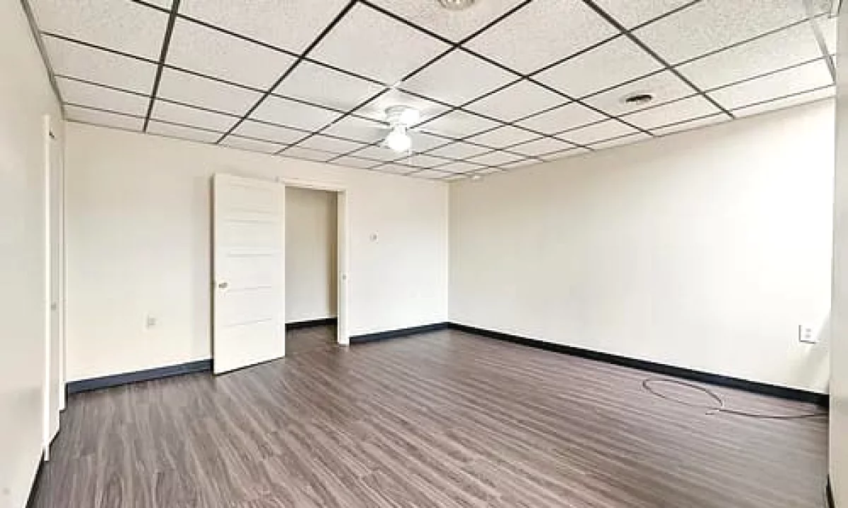 ZYRE ME QERA 75 M2 RRUGA MINE PEZA 1000 EURO