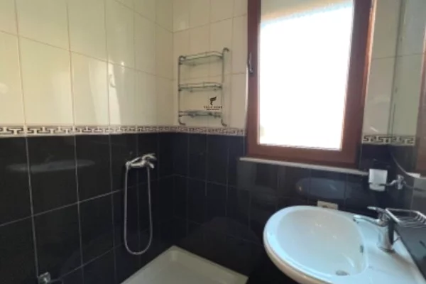 Shtepi me qera Apartament ne Tirane, 2+1, Mobilimi E mobiluar, Pagesa 60,000  Leke.