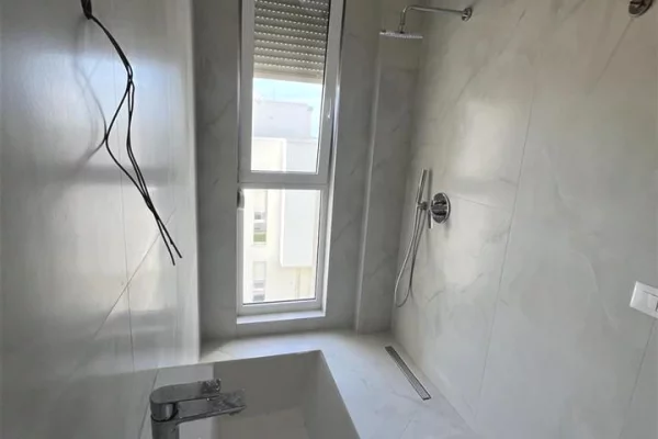 AMBIENT BIZNESI ME QERA 200 M2 FARKE  1400 EURO