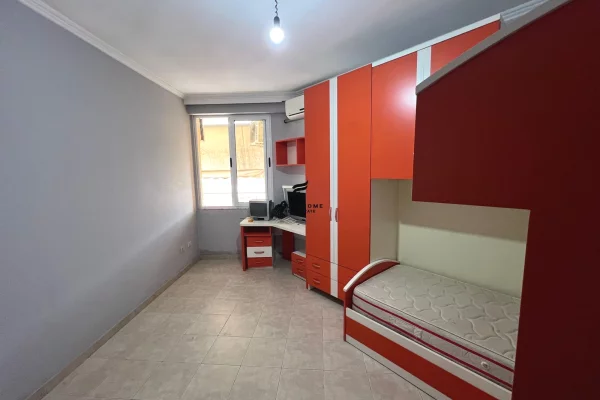 Shtepi ne shitje Apartament ne Tirane, 2+1, Mobilimi E mobiluar, Pagesa 110,000  Euro.