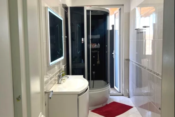 Shtepi me qera Apartament ne Tirane, 2+1, Mobilimi E mobiluar, Pagesa 55,000  Leke.