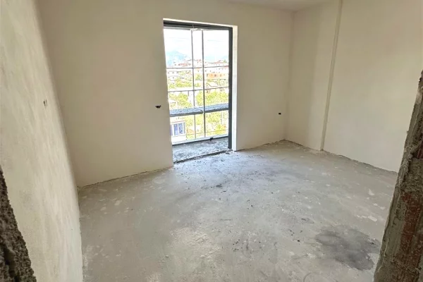 Shtepi ne shitje Apartament ne Tirane, 1+1, Mobilimi Bosh, pa mobiluar, Pagesa 73,000  Euro.
