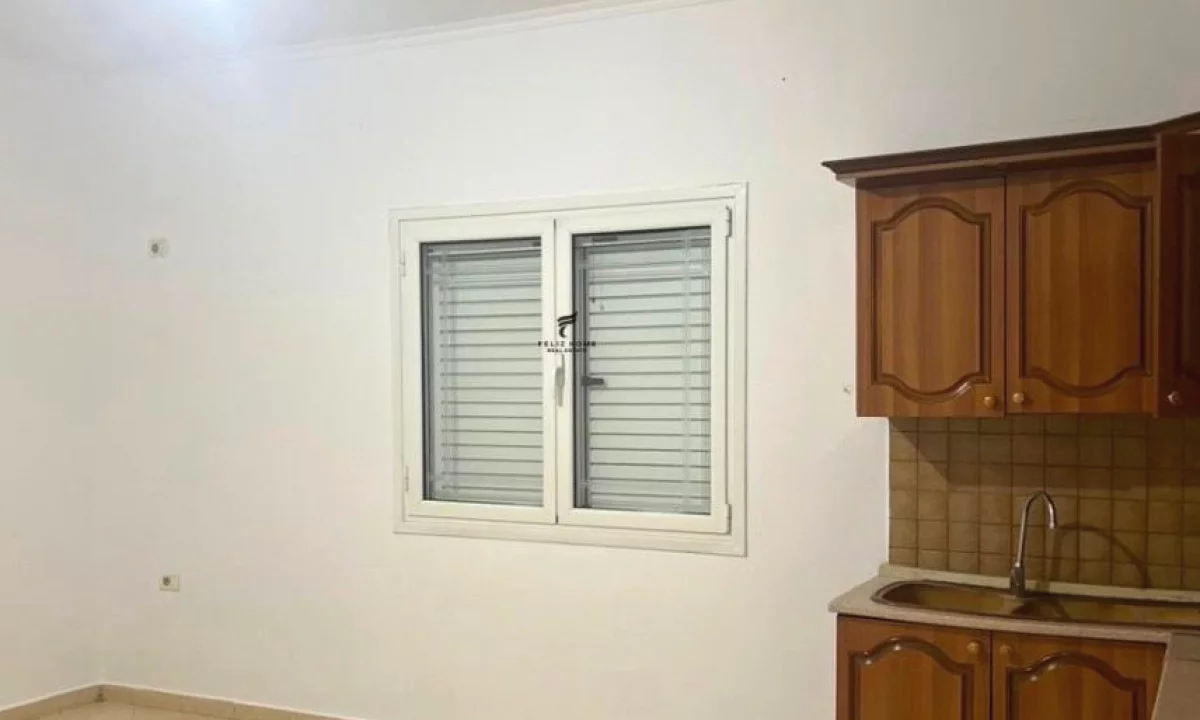 Shtepi me qera Apartament ne Tirane, 3+1, Mobilimi Bosh, pa mobiluar, Pagesa 40,000  Leke.
