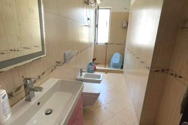 Shtepi ne shitje Apartament ne Tirane, 1+1, Mobilimi E mobiluar, Pagesa 108,000  Euro.