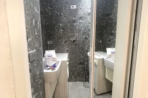 Shtepi me qera Apartament ne Tirane, 1+1, Mobilimi E mobiluar, Pagesa 50,000  Leke.