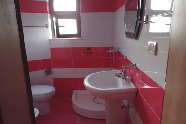 Shtepi ne shitje Apartament ne Tirane, 1+1, Mobilimi E mobiluar, Pagesa 125,000  Euro.