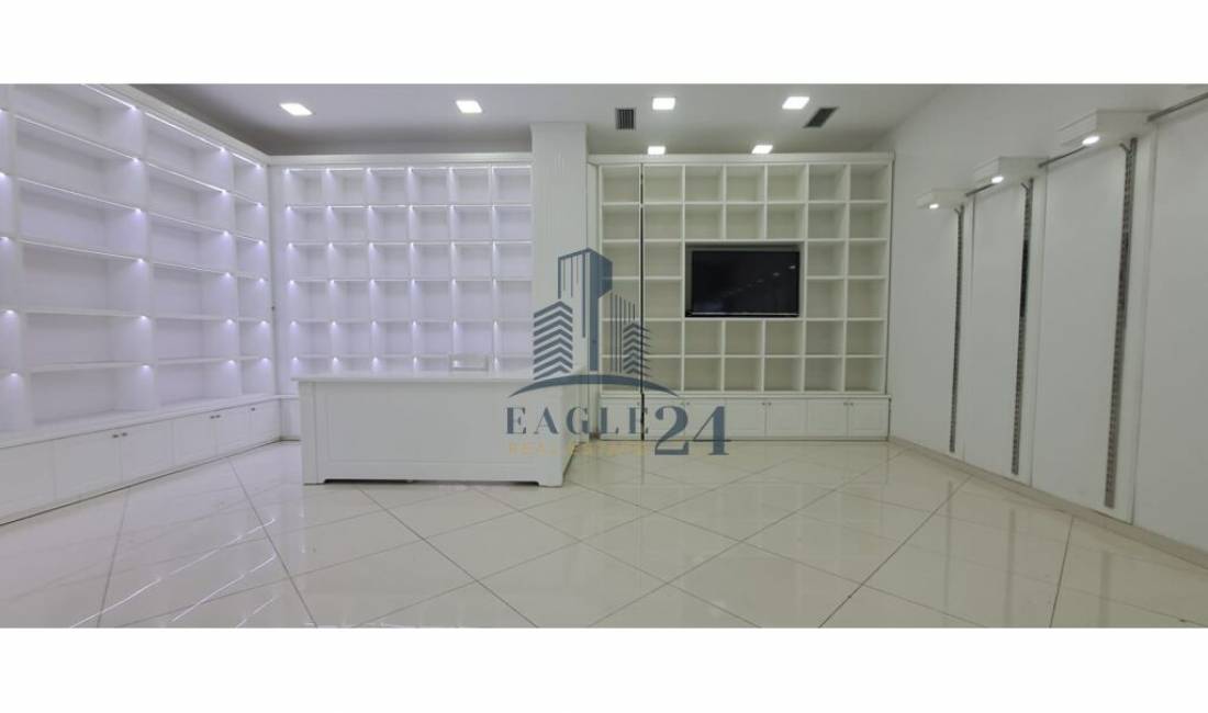 JEPET ME QERA AMBJENT KOMERCIAL BUZE RRUGE NE QENDER