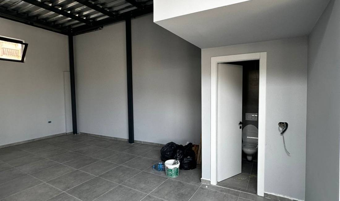 Ambjent biznesi buze rruge Astir ! 