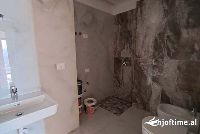 Ambiente Commerciale in Affitto 3+1 a Tirana - 1,800 Euro