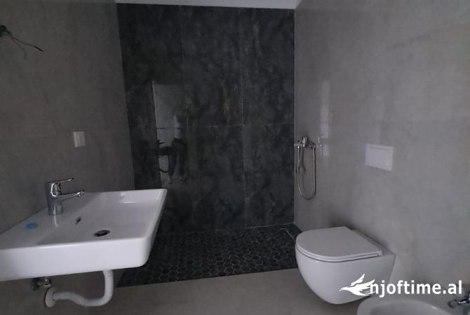 Jepet ambjent zyre me qera Tirana Garden Buiding ! 