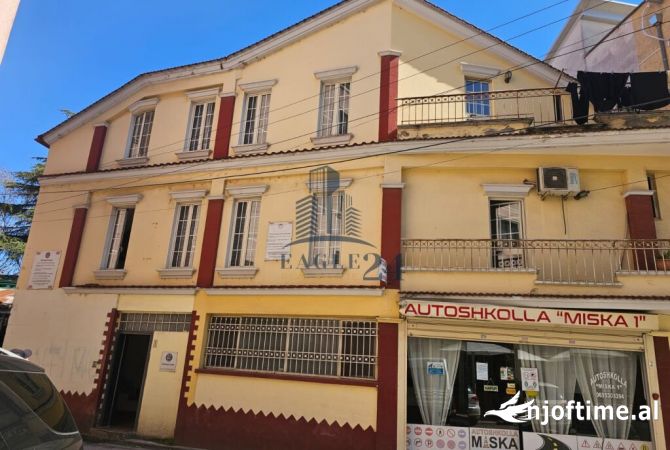 Ambiente Commerciale in Affitto 5+1 a Tirana - 4,000 Euro