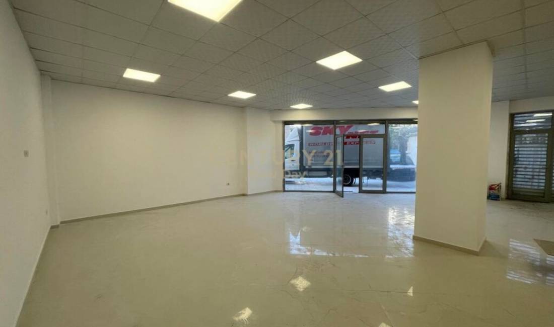 Ambient Per Qira ne Qendren e Durresit - 700Euro | 120 m2