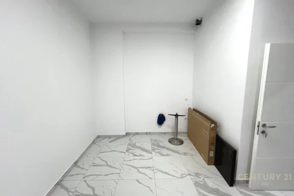 Ambient biznesi me qera 3+1 ne Tirane - 1,200 Euro