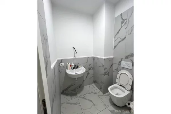 Ambjent komercial per qera tek Kompleksi Zirkon,Rr Kongresi i Manastirit