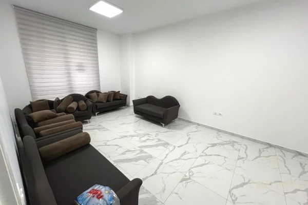 Ambjent komercial per qera tek Kompleksi Zirkon,Rr Kongresi i Manastirit