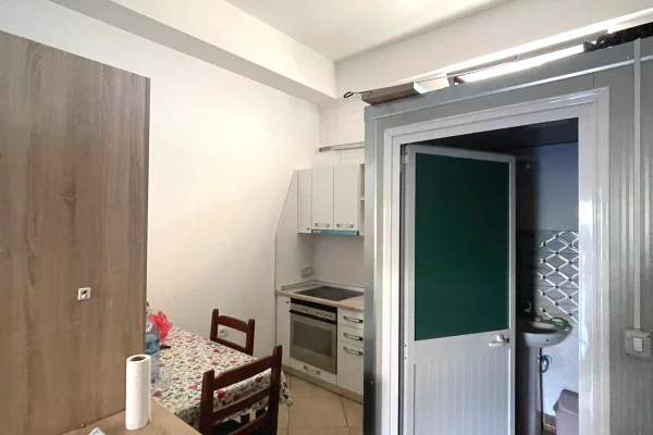 Shtepi me qera Apartament ne Tirane, Garsoniere, Mobilimi E mobiluar, Pagesa 25,000  Leke.