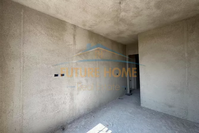 Shtepi ne shitje Apartament ne Tirane, 2+1, Mobilimi Bosh, pa mobiluar, Pagesa 90,000  Euro.