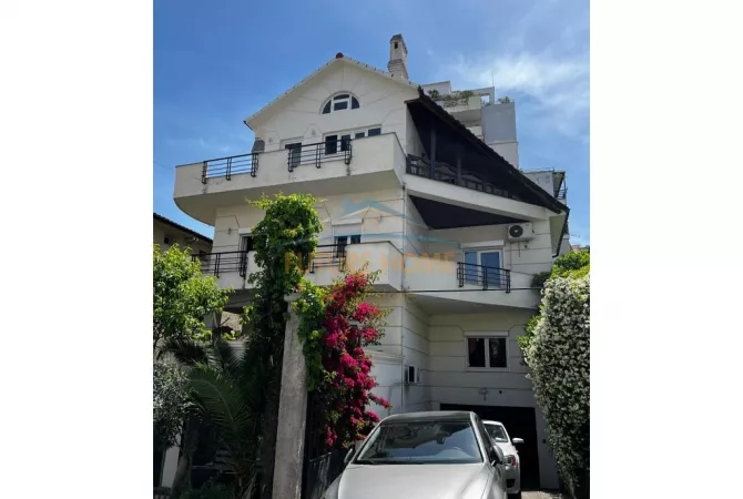 Shtepi me qera Vila Luksoze ne Tirane, 6+1, Mobilimi Pjeserisht e mobiluar, Pagesa 6,000  Euro.