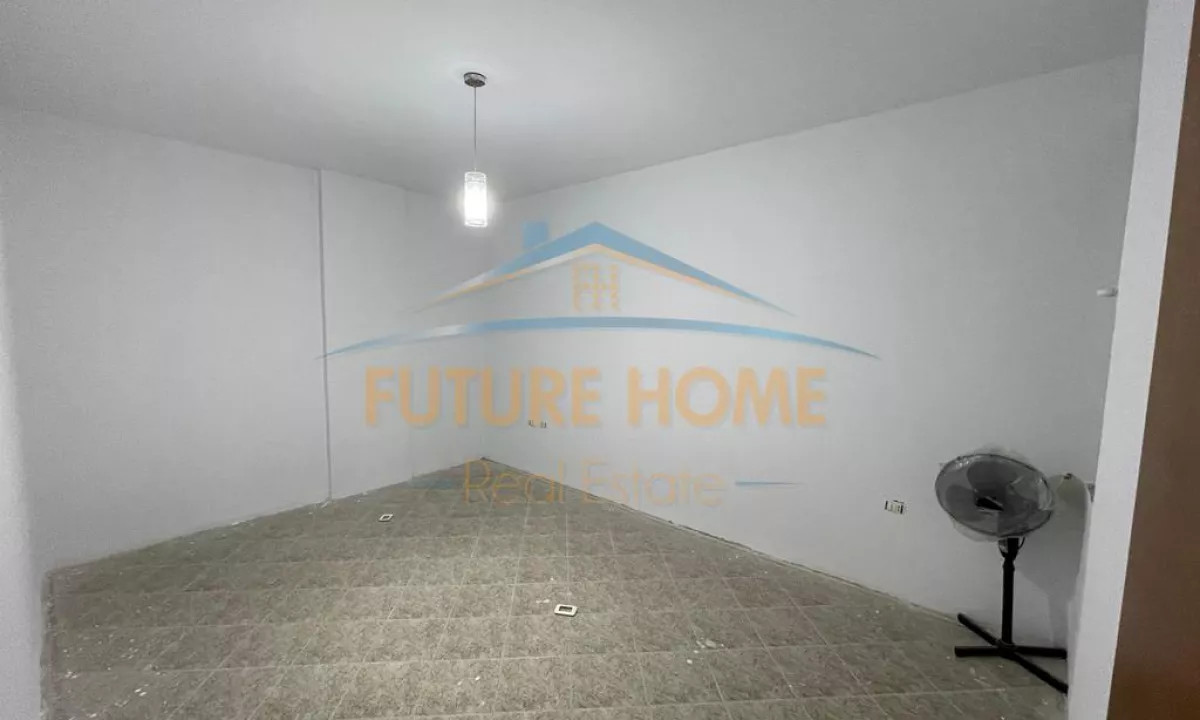 Qera, Ambient Biznesi, Komuna Parisit , Tiranë.